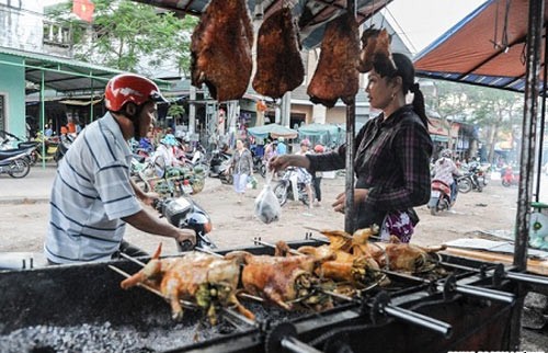 Những chú gà, vịt, ngan quay thơm nức là món ăn hấp dẫn của người Việt cho những bữa ăn chính trong ngày. Món thịt nướng thơm lừng, không thể thiếu của bún chả được đăng tải trên trang CNNgo